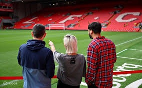 非法网赌“客服话术”分析：解析她们如何用温柔语调劝说你“再充 5000 即可解冻”。